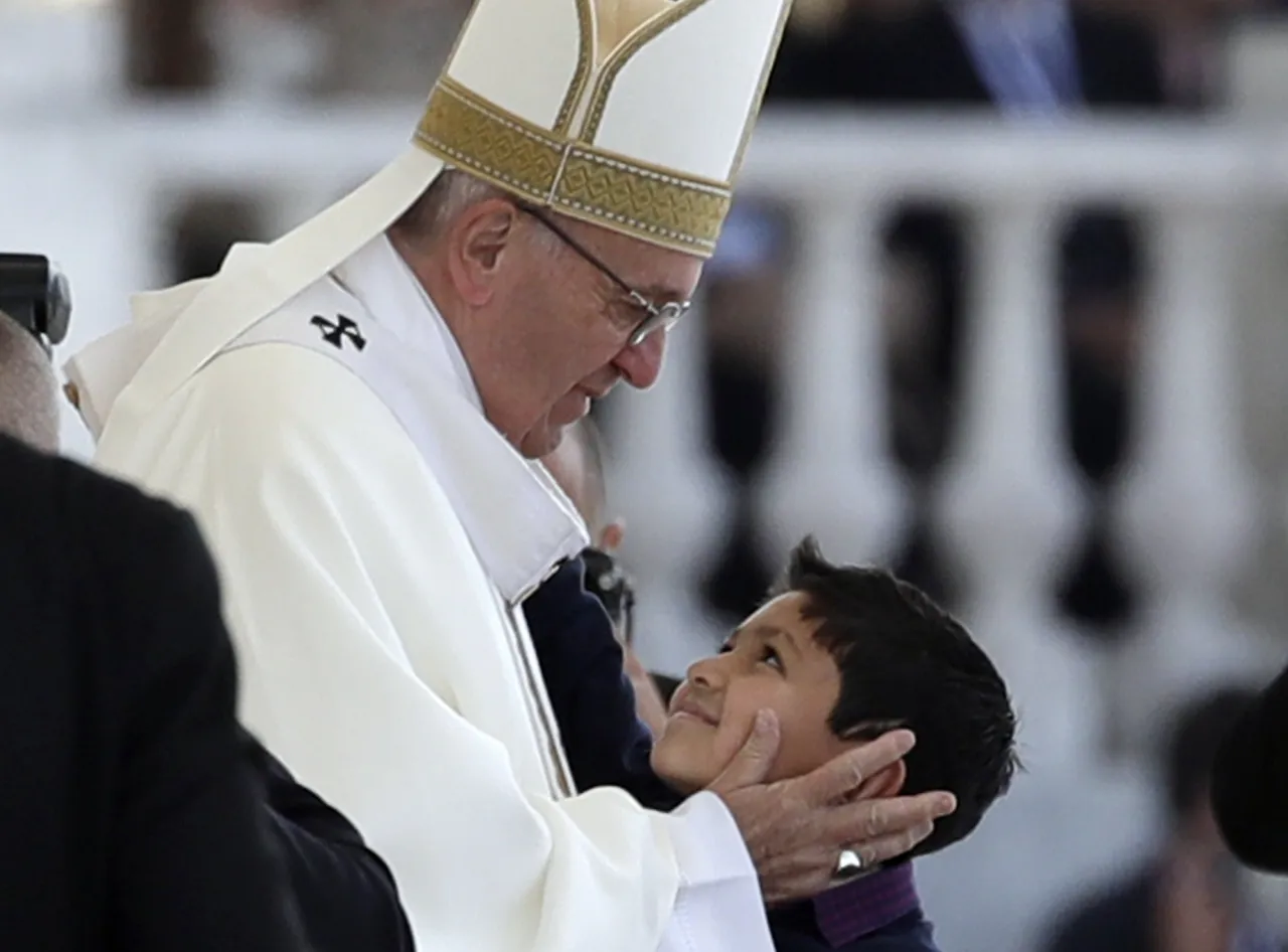 Papa Francisco canoniza Francisco e Jacinta Marto em Fátima, 2017 — milagre de Lucas Maeda
