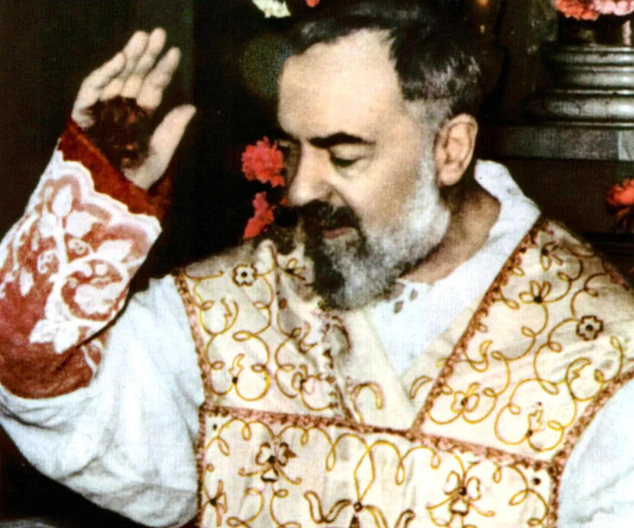 São Padre Pio de Pietrelcina — estigmas nas mãos por 50 anos